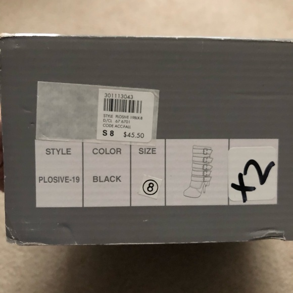 Black boots! - Picture 2 of 2